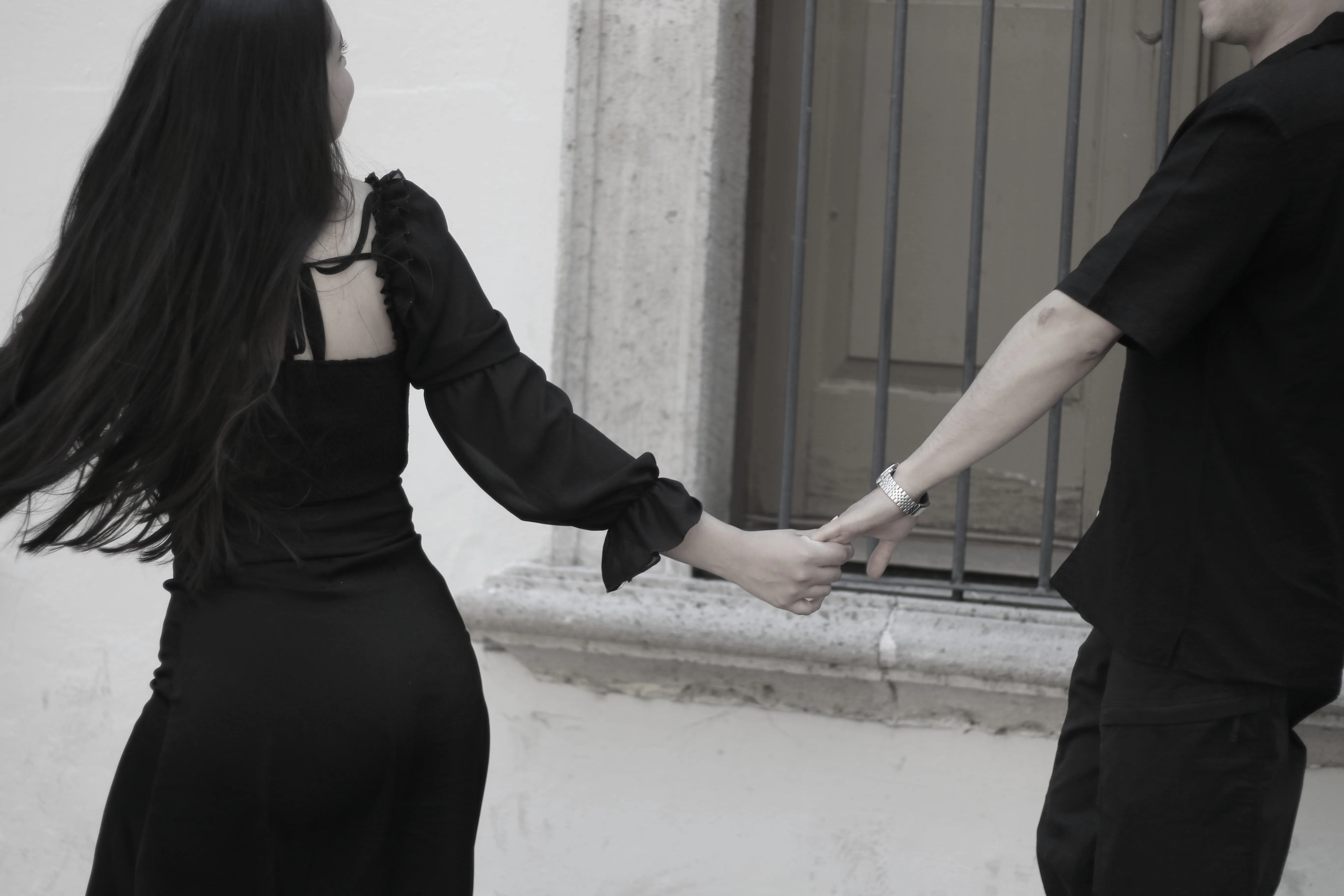 Marce y Wilbert tomados de la mano en una escena en blanco y negro
